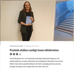 Cecilia Åkersdotter forskare vid GIH visar upp sin avhandling på bilden